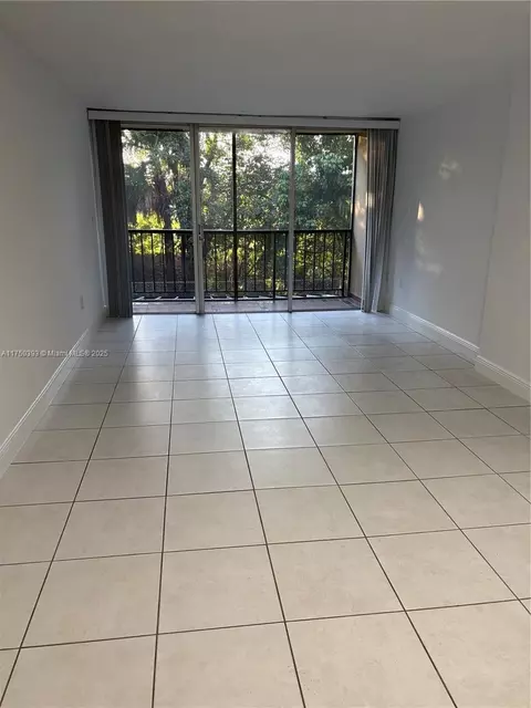 8870 Fontainebleau Blvd #212, Miami, FL 33172