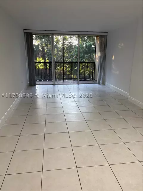 8870 Fontainebleau Blvd #212, Miami, FL 33172