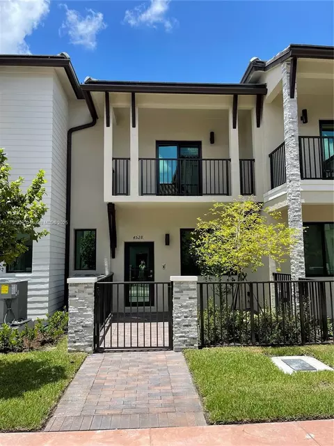 4528 NW 83rd Path #4528, Doral, FL 33166