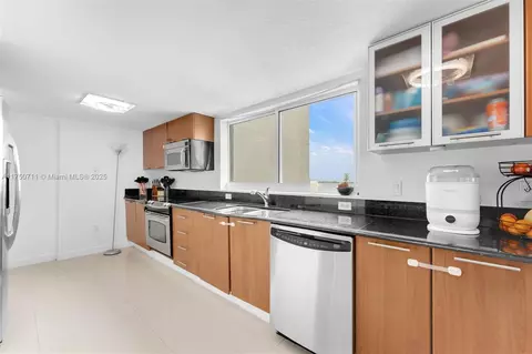 Kitchen - 1800 N Bayshore Dr #2101, Miami, FL 33132 photo 6 of 7