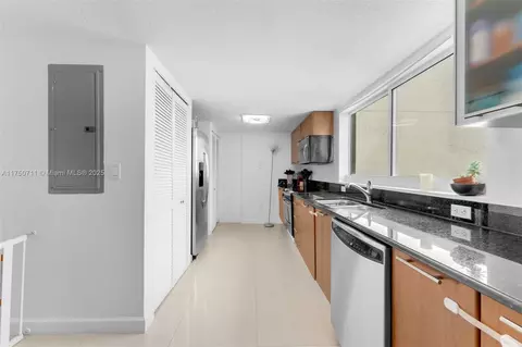 Kitchen - 1800 N Bayshore Dr #2101, Miami, FL 33132 photo 3 of 7