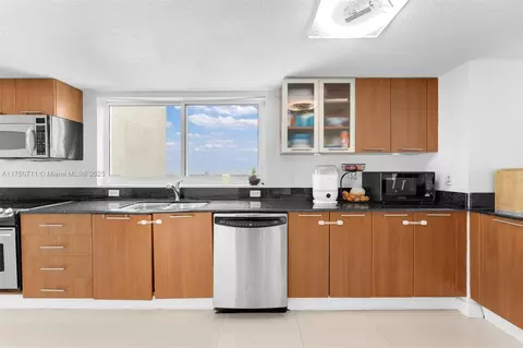 Kitchen - 1800 N Bayshore Dr #2101, Miami, FL 33132 photo 2 of 7