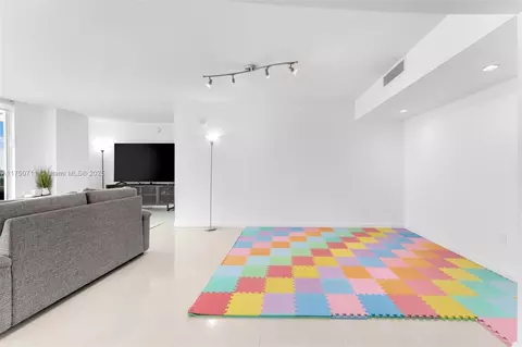 Living - 1800 N Bayshore Dr #2101, Miami, FL 33132 photo 5 of 6
