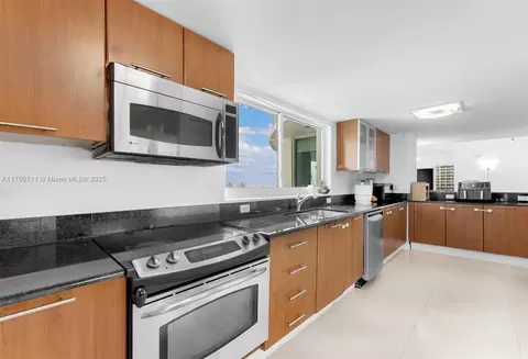 Kitchen - 1800 N Bayshore Dr #2101, Miami, FL 33132 photo 5 of 7