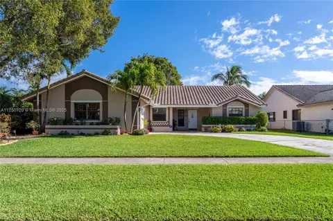 6910 W Wedgewood Ave, Davie, FL 33331