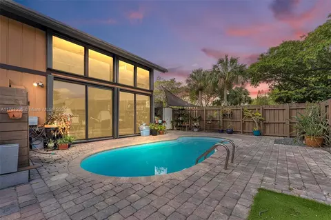 10141 Woodbury Ct, Pembroke Pines, FL 33026