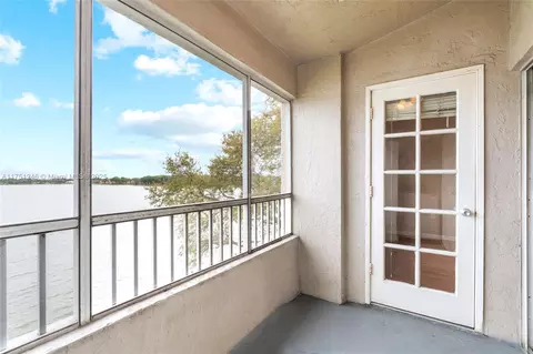 2811 N Oakland Forest Dr #308, Oakland Park, FL 33309