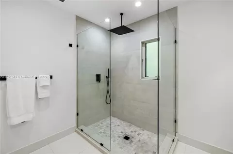 Bath - 561 Allendale Rd, Key Biscayne, FL 33149 photo 2 of 5