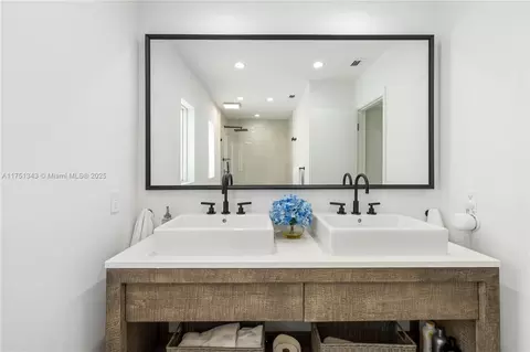 Bath - 561 Allendale Rd, Key Biscayne, FL 33149 photo 3 of 5