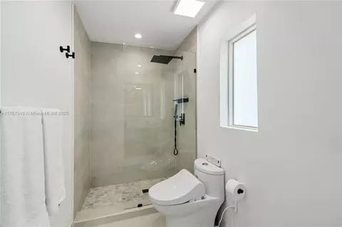 Bath - 561 Allendale Rd, Key Biscayne, FL 33149 photo 4 of 5