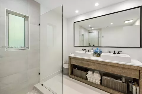 Bath - 561 Allendale Rd, Key Biscayne, FL 33149 photo 1 of 5
