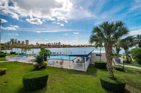 3010 Marcos Dr #R211, Aventura, FL 33160