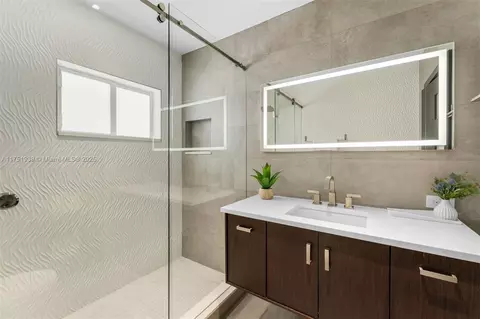 Bath - 6784 SW 97th St, Pinecrest, FL 33156 photo 5 of 6