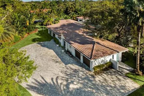 Exterior - 6784 SW 97th St, Pinecrest, FL 33156 photo 11 of 17