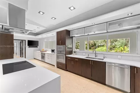 Kitchen - 6784 SW 97th St, Pinecrest, FL 33156 photo 3 of 4