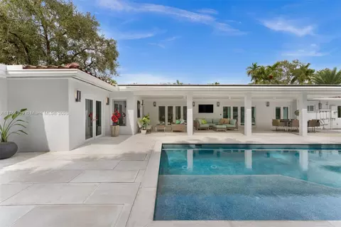 Exterior - 6784 SW 97th St, Pinecrest, FL 33156 photo 5 of 17