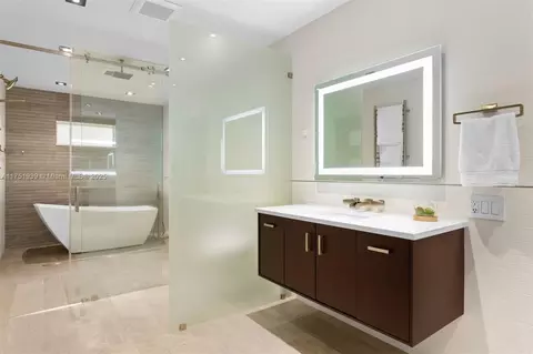 Bath - 6784 SW 97th St, Pinecrest, FL 33156 photo 2 of 6