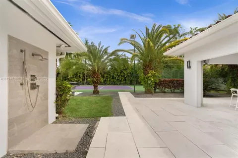 Exterior - 6784 SW 97th St, Pinecrest, FL 33156 photo 9 of 17