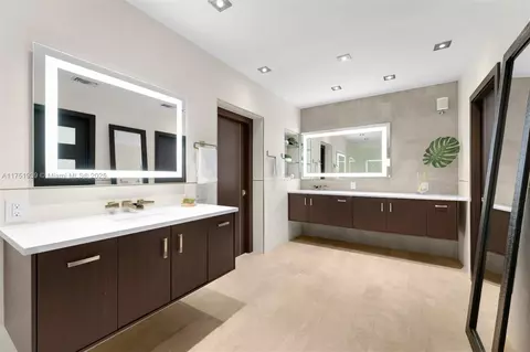 Bath - 6784 SW 97th St, Pinecrest, FL 33156 photo 1 of 6