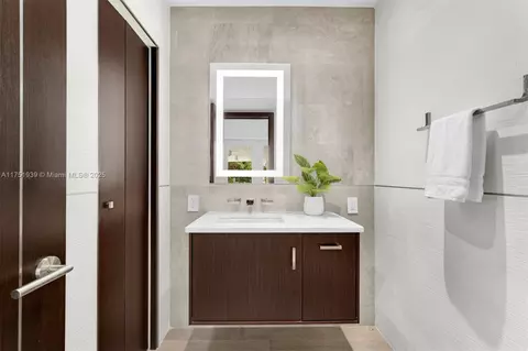 Bath - 6784 SW 97th St, Pinecrest, FL 33156 photo 4 of 6