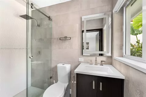 Bath - 6784 SW 97th St, Pinecrest, FL 33156 photo 6 of 6