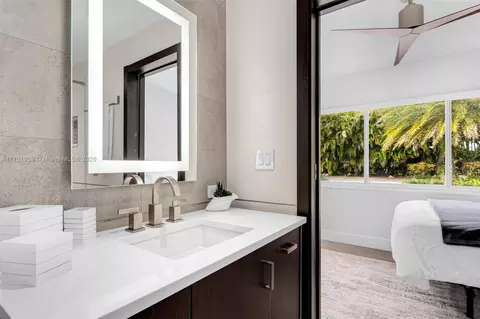 Bath - 6784 SW 97th St, Pinecrest, FL 33156 photo 3 of 6