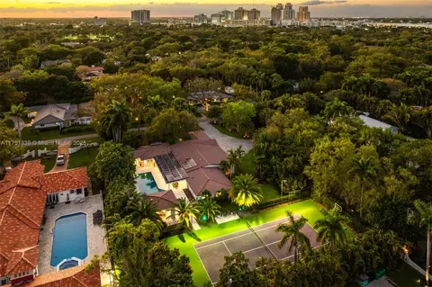 View/Area - 6784 SW 97th St, Pinecrest, FL 33156 photo 4 of 5
