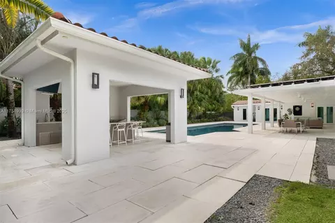 Exterior - 6784 SW 97th St, Pinecrest, FL 33156 photo 8 of 17