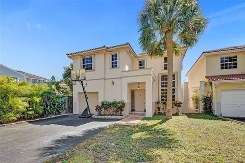 10728 N Saratoga Dr, Hollywood, FL 33026