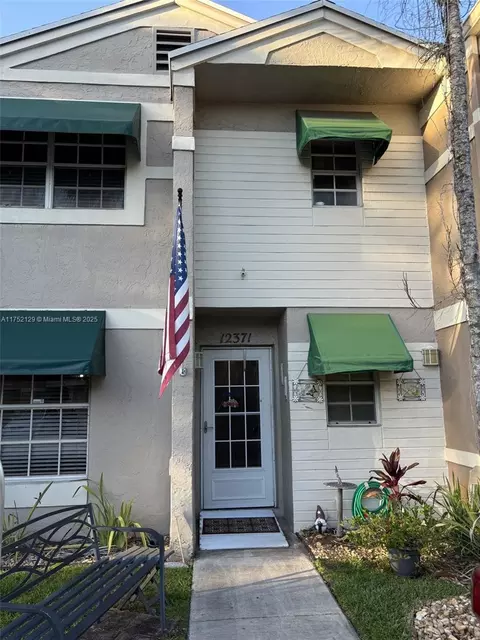 12371 SW 52nd St, Cooper City, FL 33330