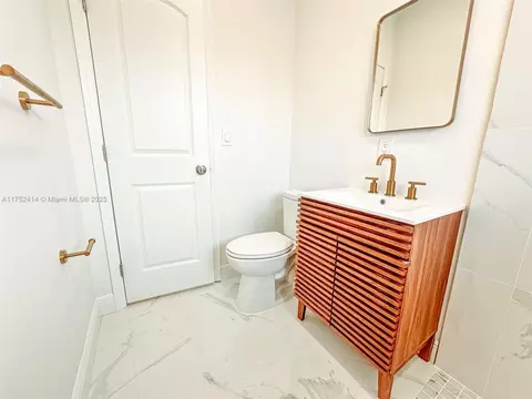 Bath - 621 SE 3rd Pl, Hialeah, FL 33010 photo 2 of 3