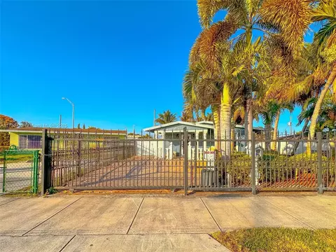Exterior - 621 SE 3rd Pl, Hialeah, FL 33010 photo 3 of 6