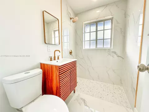 Bath - 621 SE 3rd Pl, Hialeah, FL 33010 photo 1 of 3