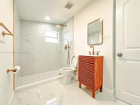 Bath - 621 SE 3rd Pl, Hialeah, FL 33010 photo 3 of 3