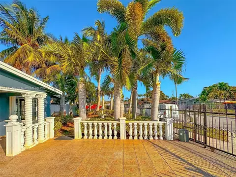 Exterior - 621 SE 3rd Pl, Hialeah, FL 33010 photo 4 of 6
