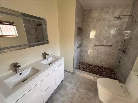 Bath - 3162 W 69th Pl, Hialeah, FL 33018 photo 1 of 2