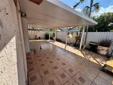 Exterior - 3162 W 69th Pl, Hialeah, FL 33018 photo 1 of 2