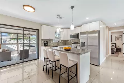 913 NE 6th St, Hallandale Beach, FL 33009