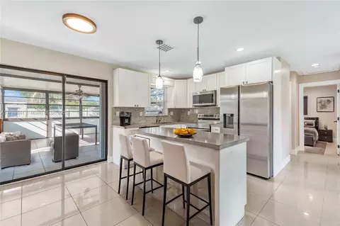 913 NE 6th St, Hallandale Beach, FL 33009