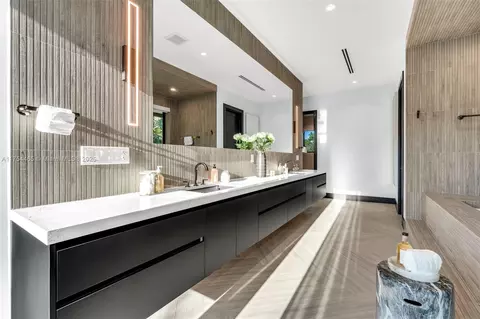 Bath - 4424 Granada Blvd, Coral Gables, FL 33146 photo 10 of 14
