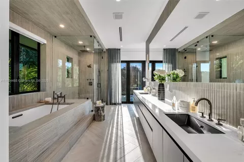 Bath - 4424 Granada Blvd, Coral Gables, FL 33146 photo 8 of 14