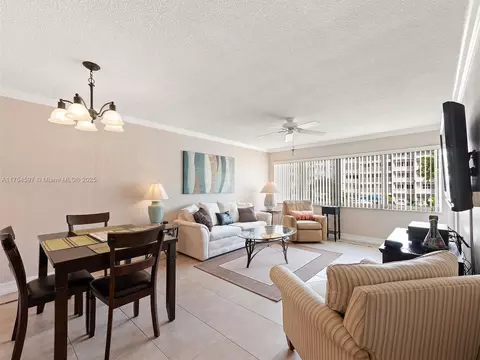 329 SE 3rd St #203P, Hallandale Beach, FL 33009