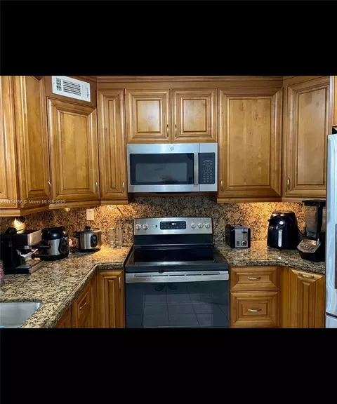 10249 NW 9th St Cir #102-8, Miami, FL 33172