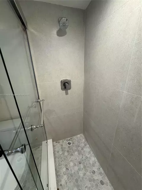 Bath - 555 Crandon Blvd #32, Key Biscayne, FL 33149 photo 3 of 7