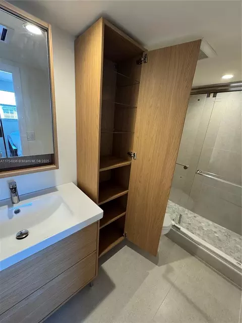 Bath - 555 Crandon Blvd #32, Key Biscayne, FL 33149 photo 6 of 7