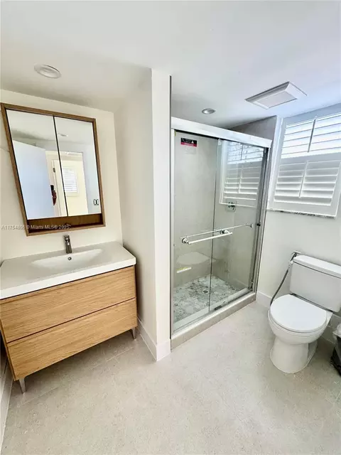 Bath - 555 Crandon Blvd #32, Key Biscayne, FL 33149 photo 1 of 7
