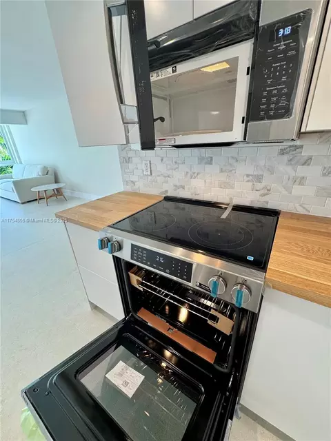 Kitchen - 555 Crandon Blvd #32, Key Biscayne, FL 33149 photo 2 of 5
