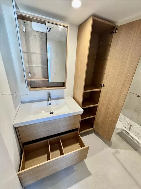 Bath - 555 Crandon Blvd #32, Key Biscayne, FL 33149 photo 4 of 7