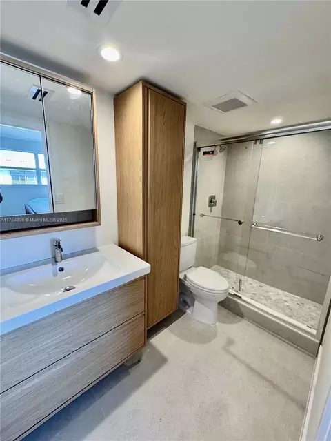Bath - 555 Crandon Blvd #32, Key Biscayne, FL 33149 photo 2 of 7
