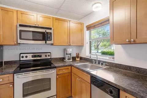 8920 Sunrise Lakes Blvd #101, Sunrise, FL 33322
